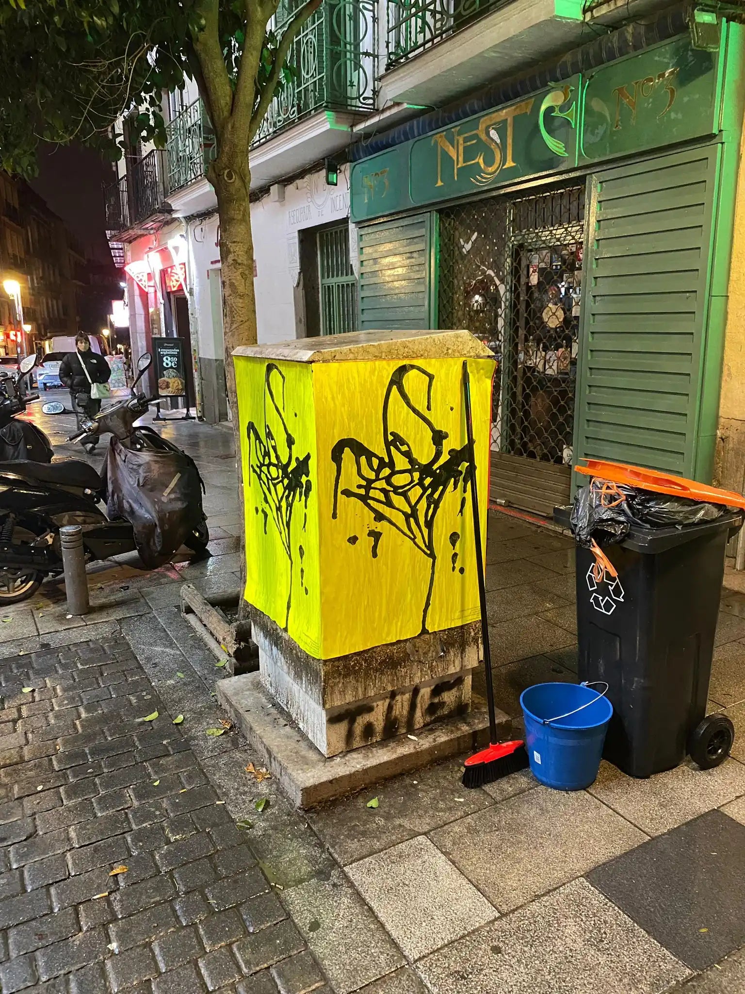 Kevin_Mejia_Bicho_Poster_on the Streets of Madrid
