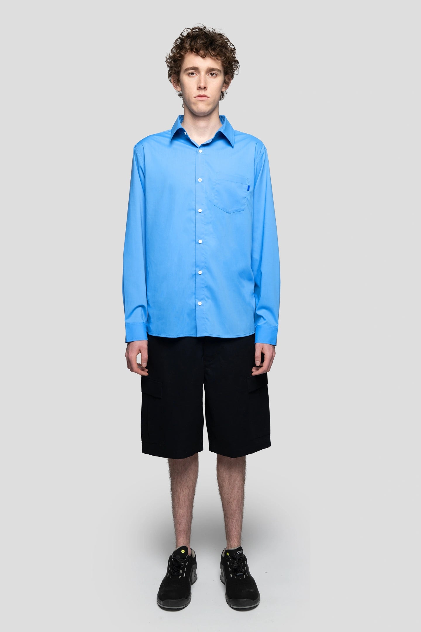 model wearing poplin blue shirt regular fit 93 sierra crosses