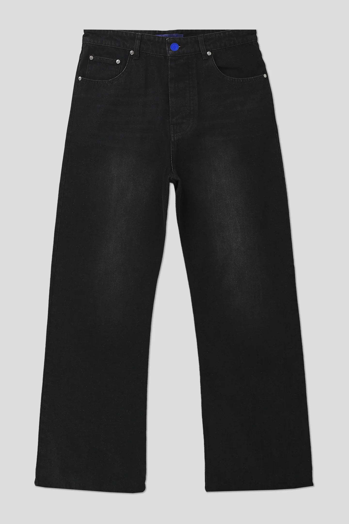 Black washed 5-pocket straight leg jeans with blue button, product front view 93 SIERRA/CROSSES